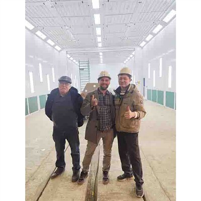 كان الفني لدينا يتولى توجيه عملية تجميع كابينة الرش المخصصة في روسيا